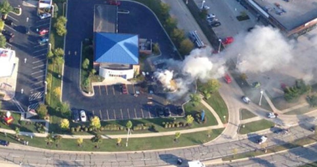 1 killed in small plane crash near bank outside Chicago - CBS News