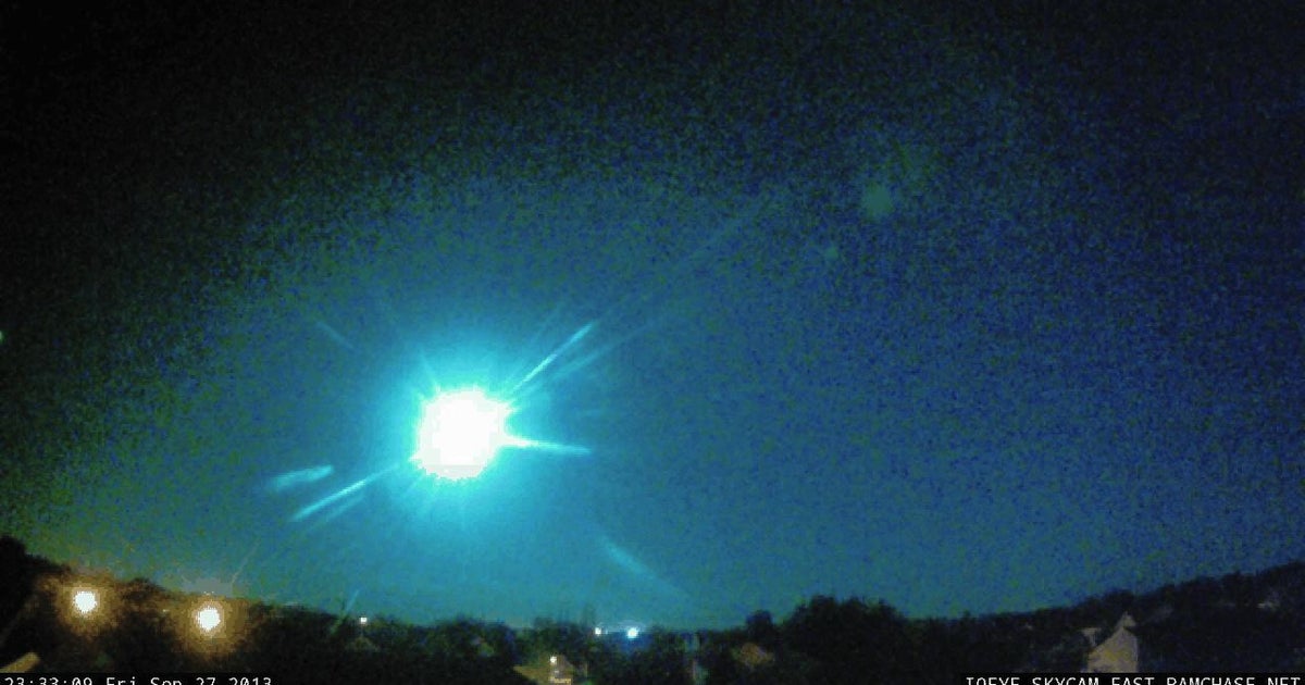 RAW: Meteor lights up the night sky - CBS News