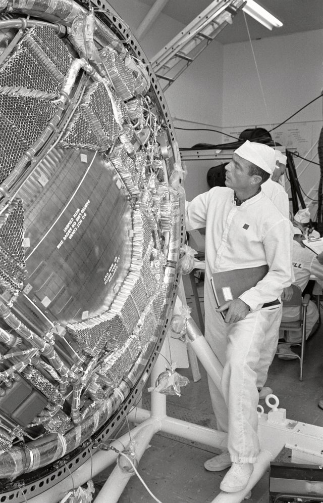 NASA_Carpenter_in_White_Room_-_GPN-2000-001442.jpg 
