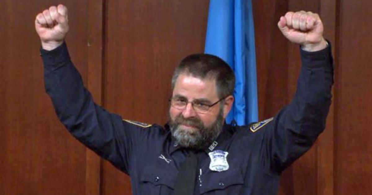 Boston cop celebrates Red Sox home run in viral photo