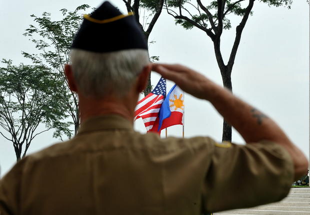 A retired American soldier salutes to th 
