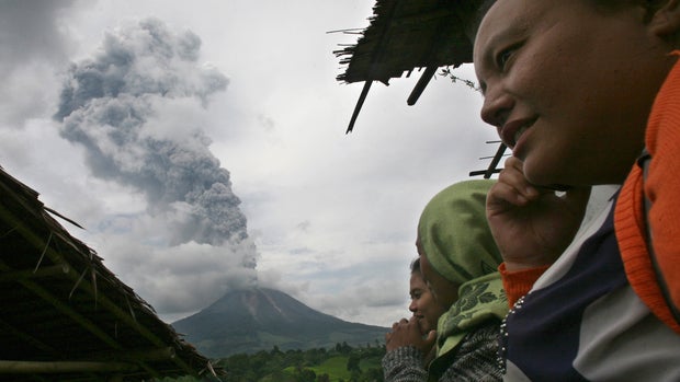Volcano forces thousands to flee in Sumatra