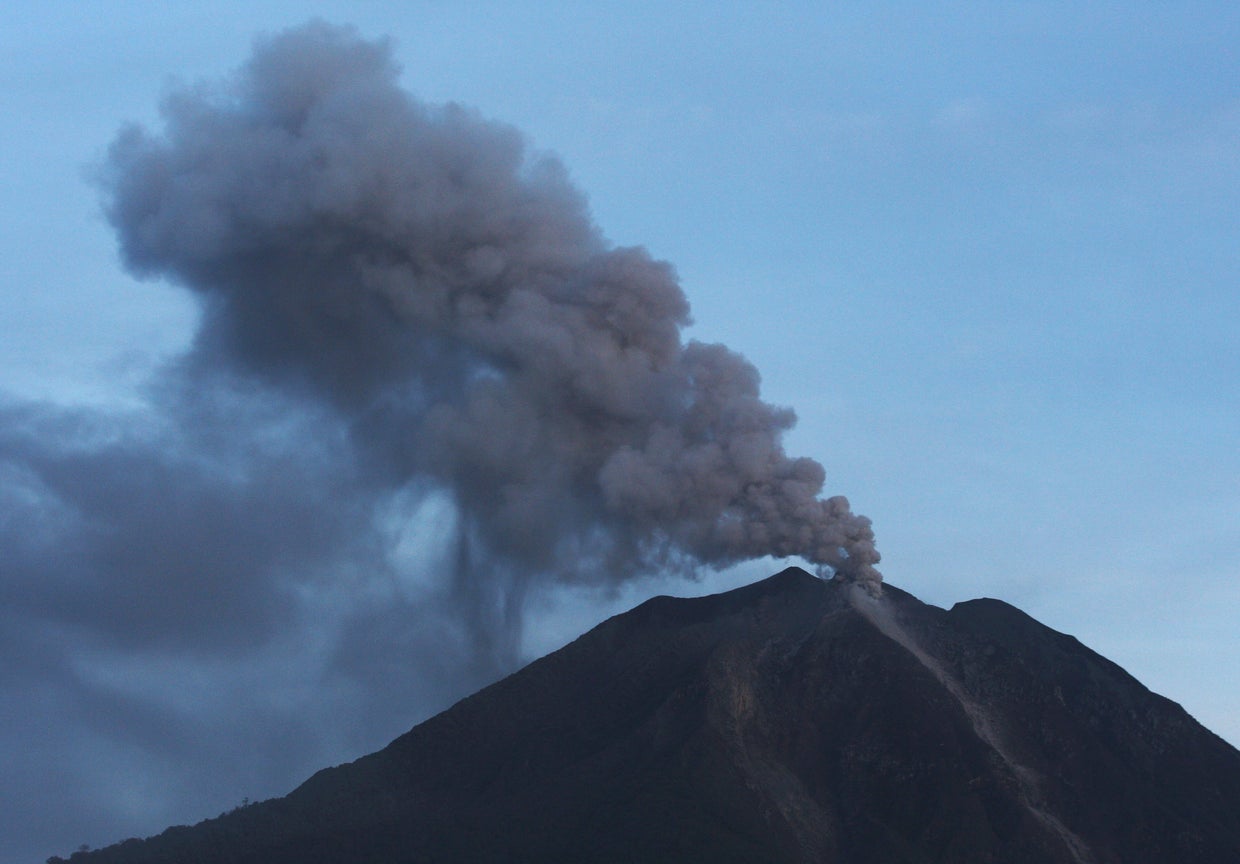 Volcano forces thousands to flee in Sumatra