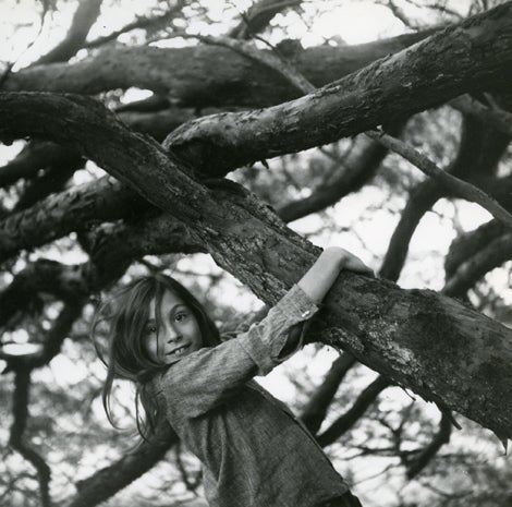 AnjelicaHuston_Climbingtree_age7.jpg 