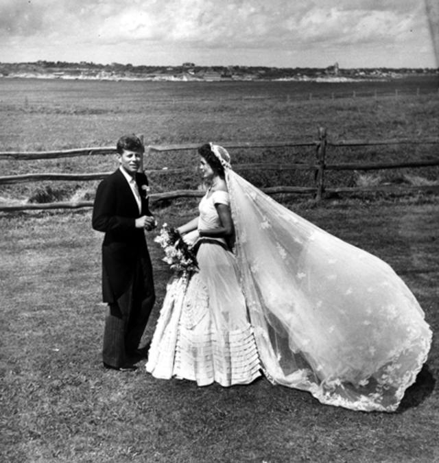 JACQUELINE KENNEDY ONASSIS AT DAUGHTER CAROLINE'S WEDDING - 8X10 PHOTO  (AB-230)