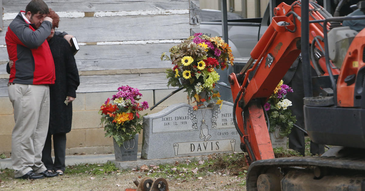 Alabama Womans Body Removed From Front Yard Grave Cbs News 