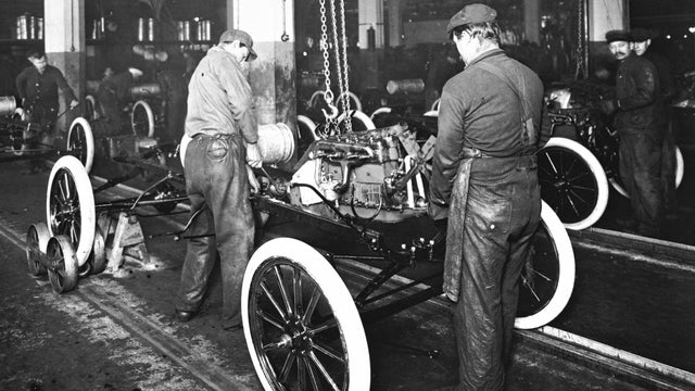 Ford_Highland_Park_Plant_1913.jpg 