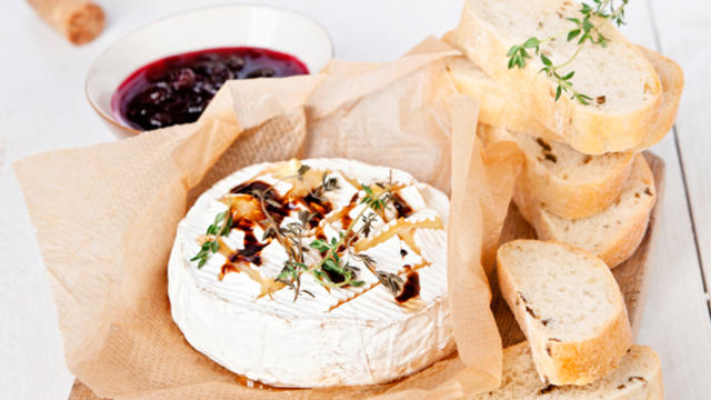 baked_brie_and_crusty_french_bread.jpg 