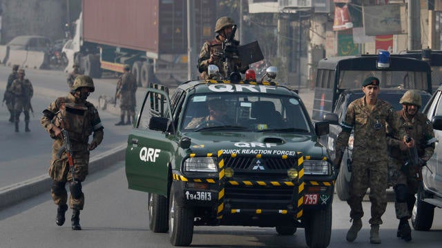 Pakistani soldiers secure RwalpindiAP381154496719.jpg 