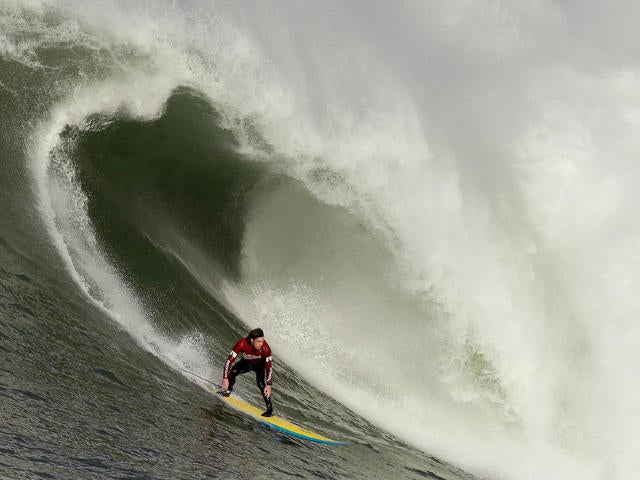 Mavericks surfing 464856217.jpg