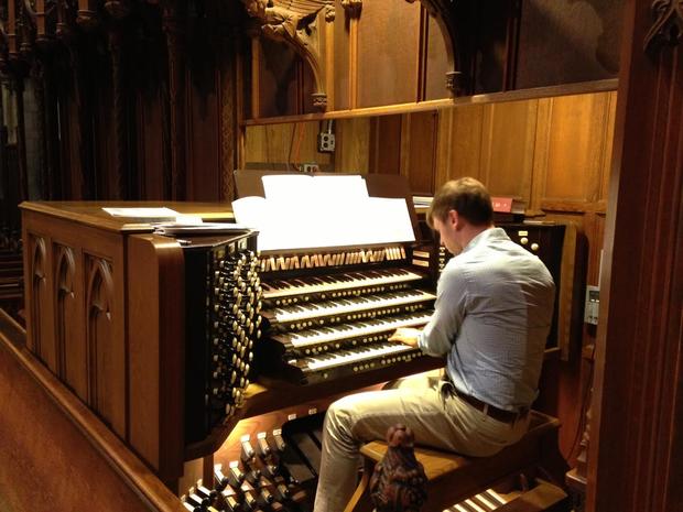 organ player 