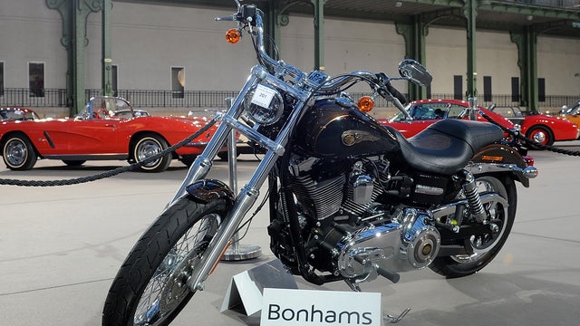 The 2013 Harley-Davidson Dyna Super Glide Custom, donated to Pope Francis and signed by him on its tank 