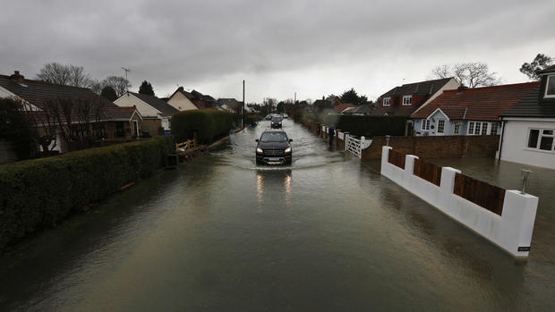 Floods continue to soak Britain 