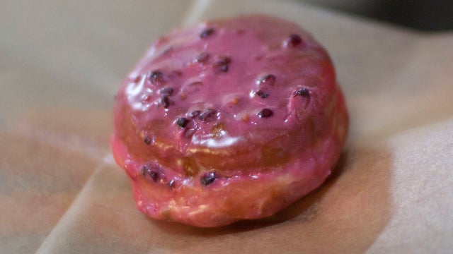 img-6606-black-berry-cream-doughseed-doughnut-planet.jpg 