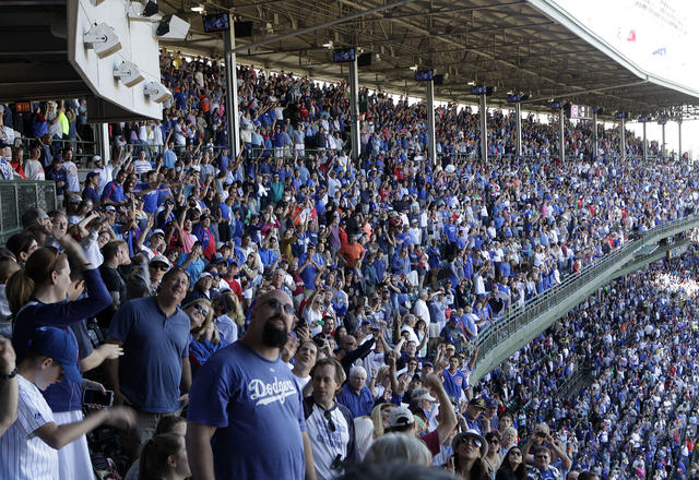 Nearly 1,000 people become U.S. citizens at Wrigley Field - CBS Chicago