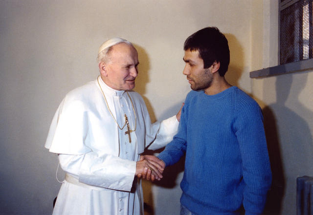 Man shot Pope John Paul II visits his tomb - CBS