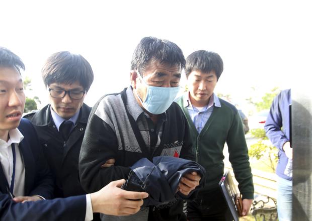 Lee Joon-seok (2nd R), captain of the sunken South Korean ferry Sewol, arrives at the headquarters of a joint investigation team of prosecutors and police in Mokpo 