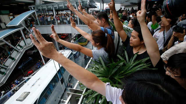 Thai protestors use Mocking Jay hand gesture 