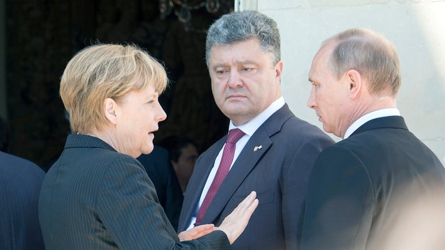 Ukraine president-elect Petro Poroshenko (C), German Chancellor Angela Merkel and Russian President Vladimir Putin talk 