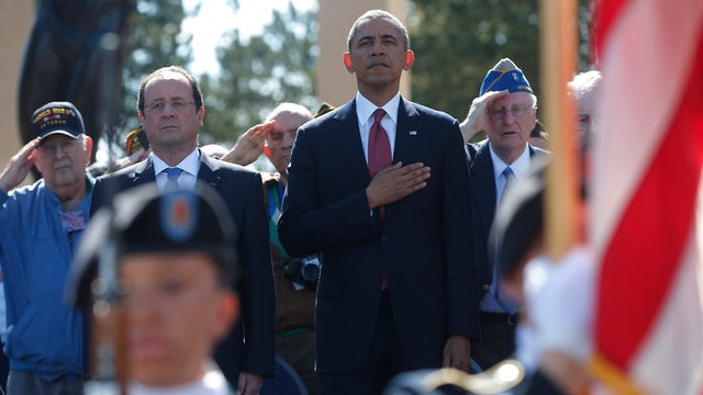 President Obama and French President Francois Hollande stand during the playing of the Star Spangled Banner 