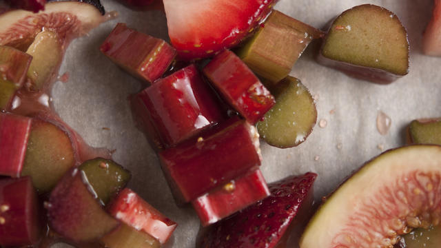 rhubarb-strawberry-fig-sauce-crystal-grobe.jpg 