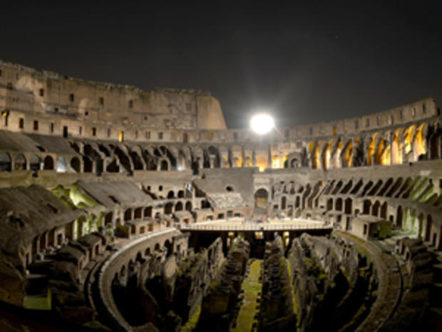 ITALY-ROME-COLOSSEUM-MOON-NIGHT-FILES 
