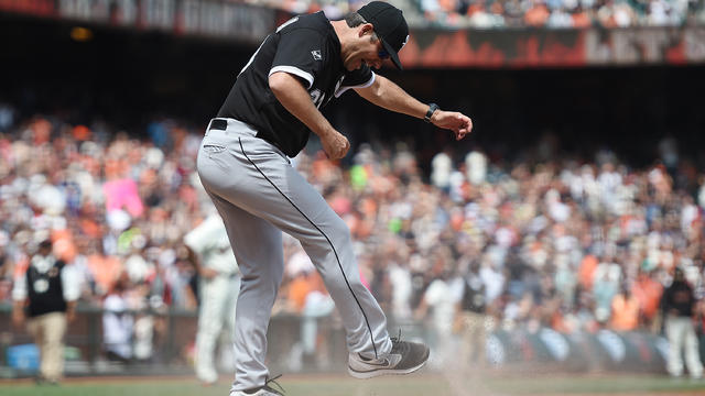 Chicago White Sox' Robin Ventura blows up after play is overturned