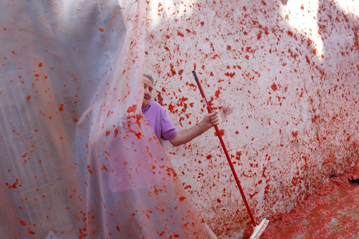 Giant tomato fight erupts in Spain