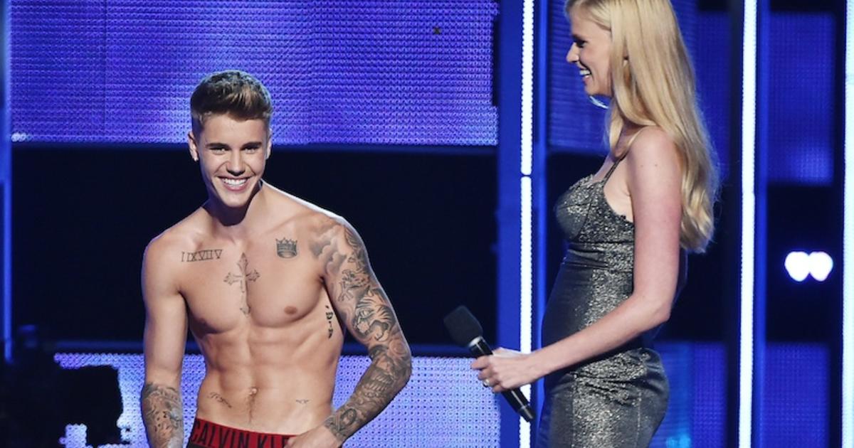 A Nearly Naked Justin Bieber Gets Booed at 'Fashion Rocks' - CBS Texas