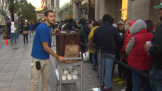 coffee-for-crowd-outside-Apple-Store 