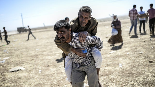 Syrian refugees flood into Turkey