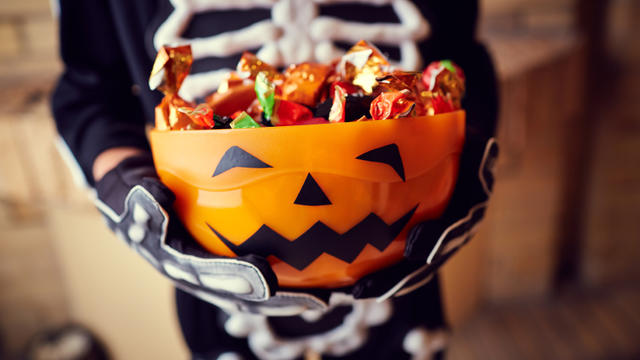 halloween-candy-trick-or-treat.jpg 
