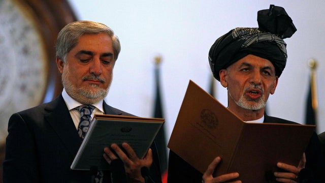 Afghanistan's new President Ashraf Ghani Ahmadzai (R) and Afghanistan's Chief Executive Abdullah Abdullah take the oath 