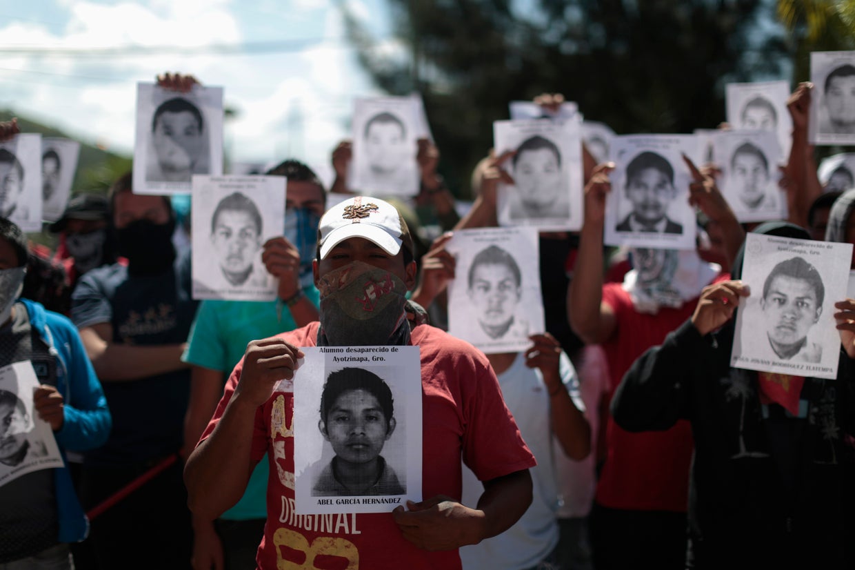 Mexico mayor, wife detained in case of 43 missing students - CBS News