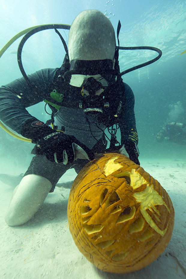 underwater-pumpkin-carving-1.jpg 