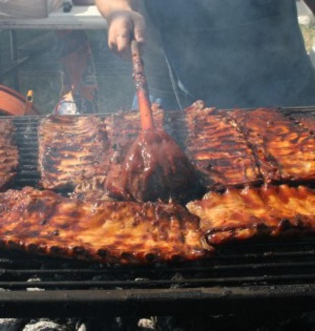photo-ribber-hand-cooking-ribs-300x315 