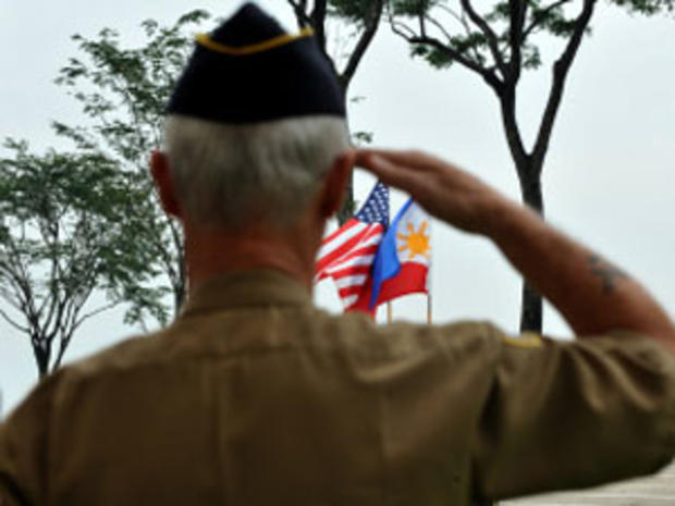 A retired American soldier salutes to th 