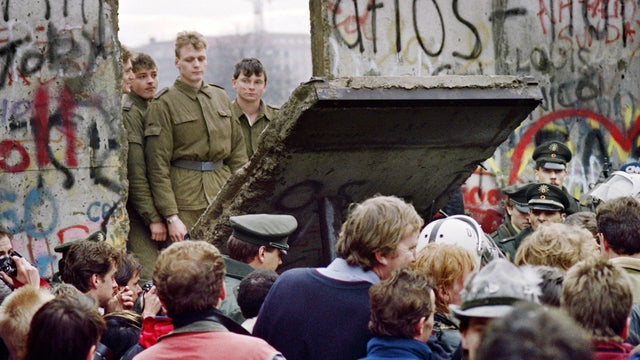 berlin-wall-nov-1989-promo-458167742.jpg 