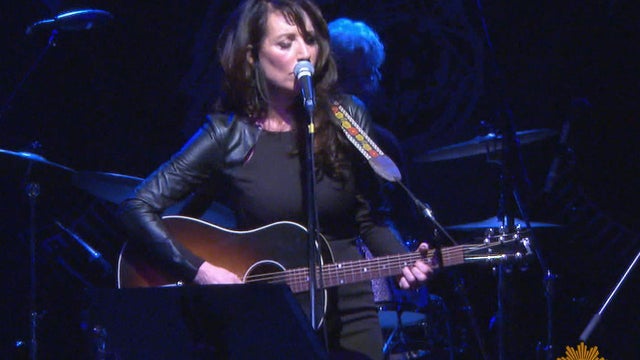 katey-sagal-guitar-promo.jpg 