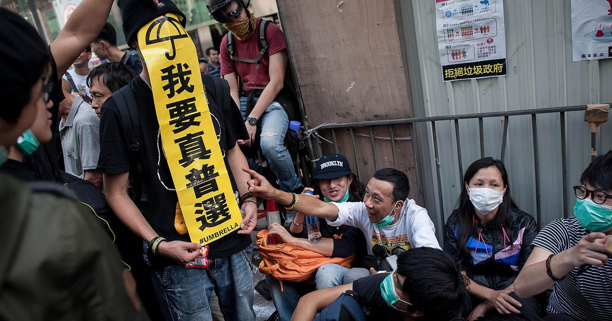 Hong Kong Police Arrest Pro Democracy Protesters Who Refused To Leave Camps In Mong Kok Cbs News