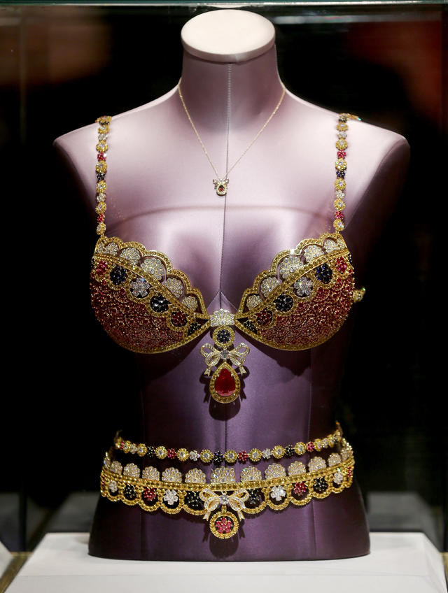 Miranda Kerr Rocks $2.5 Million Fantasy Treasure Bra: Hottest Model at the  Victoria's Secret Fashion Show?