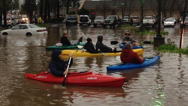 kayaking-in-the-flooded-healdsburg-safeway-parking-lot-december-11th-2014.jpg 