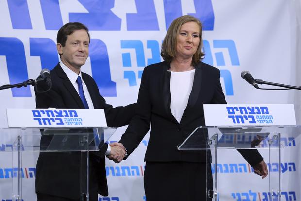 Issac Herzog (L), leader of Israel's Labour party, and former Israeli Justice Minister Tzipi Livni shake hands after their joint news conference in Tel Aviv 