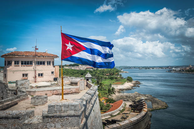 bandera-cubano-atop-el-morro.jpg 