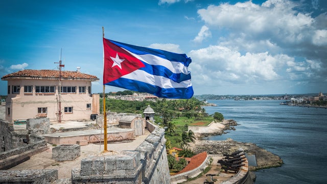 bandera-cubano-atop-el-morro.jpg 