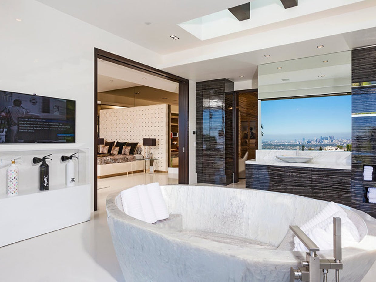 The $70 million mansion that Minecraft bought - CBS News