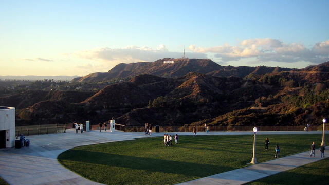 griffith_observatory_entrance_lawn_with_hollywood_sign.jpg 