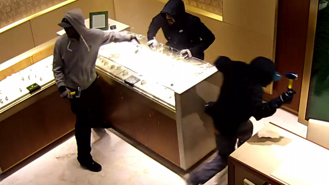 willow-grove-mall-robbery-surv-1.png 