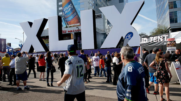 Fans and players get ready for the Super Bowl 