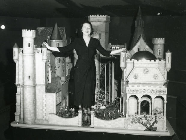 cm-colleen-moore-with-fairy-castle-2.jpg 